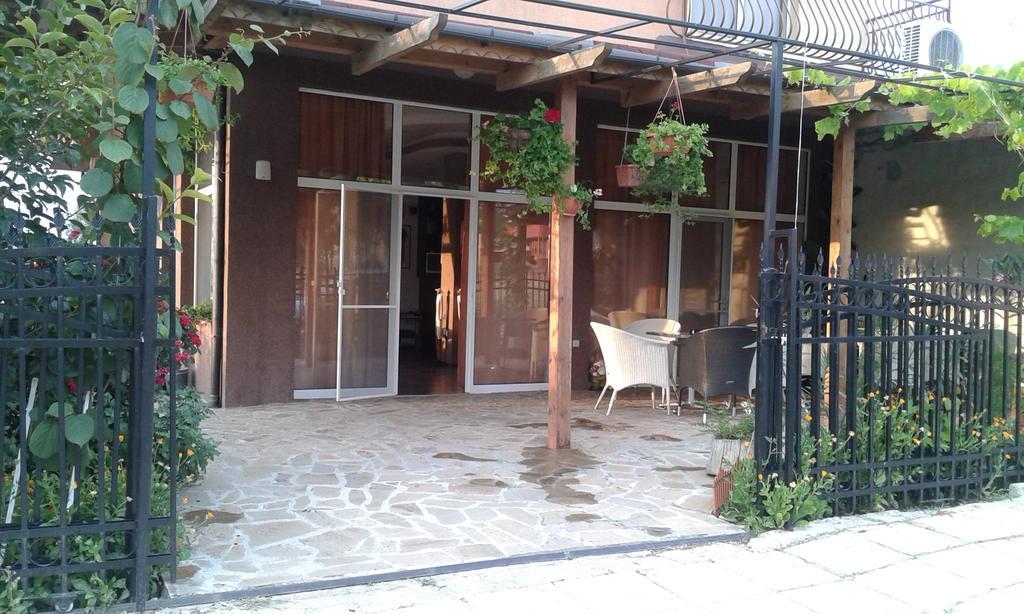 Zora Guest House Primorsko Exteriör bild